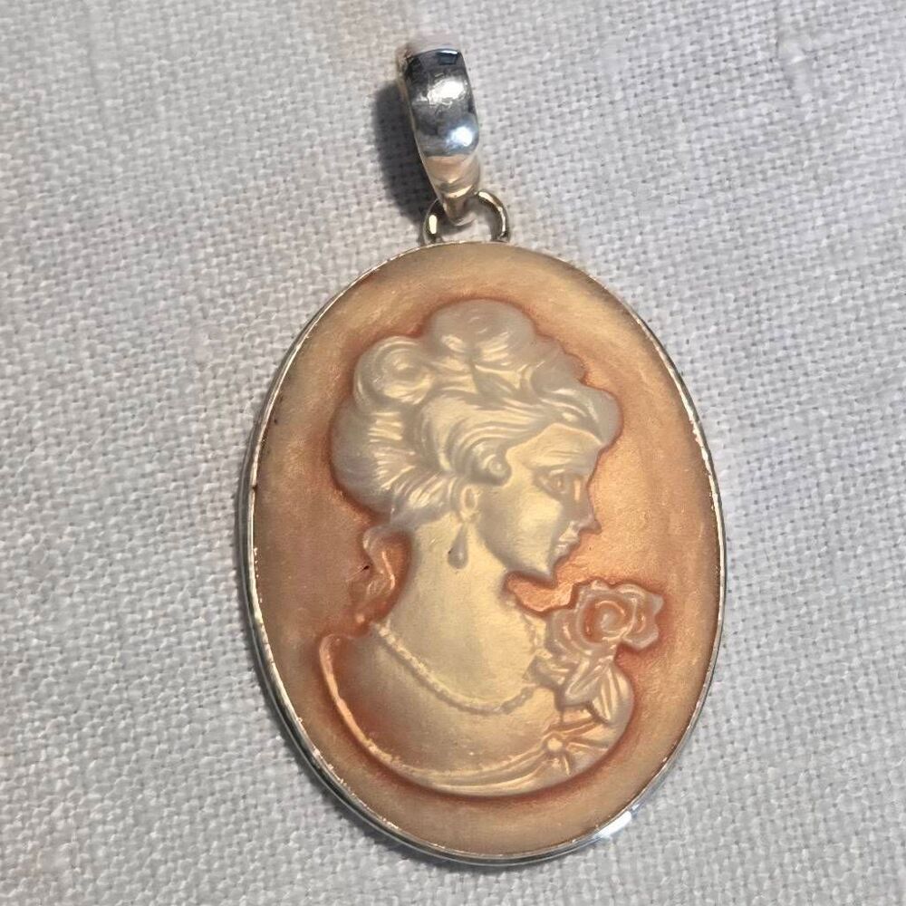 Victorian Style Cameo Pendant in 925 silver
